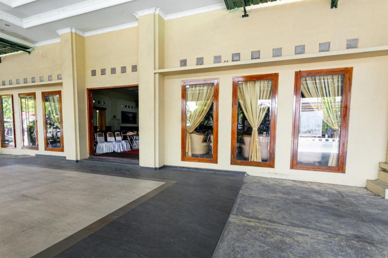Reddoorz Plus Near Alun Alun Karanganyar Solo Eksteriør billede